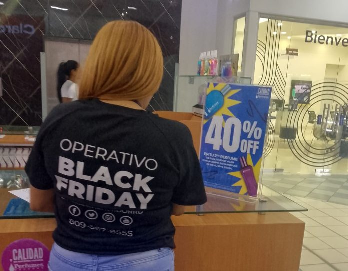 Una inspectora de Pro Consumidor verificando precios de productos previo al Viernes Negro.