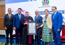Senado reconoce trayectoria pastoral de monseñor Ramón Benito de la Rosa y Carpio